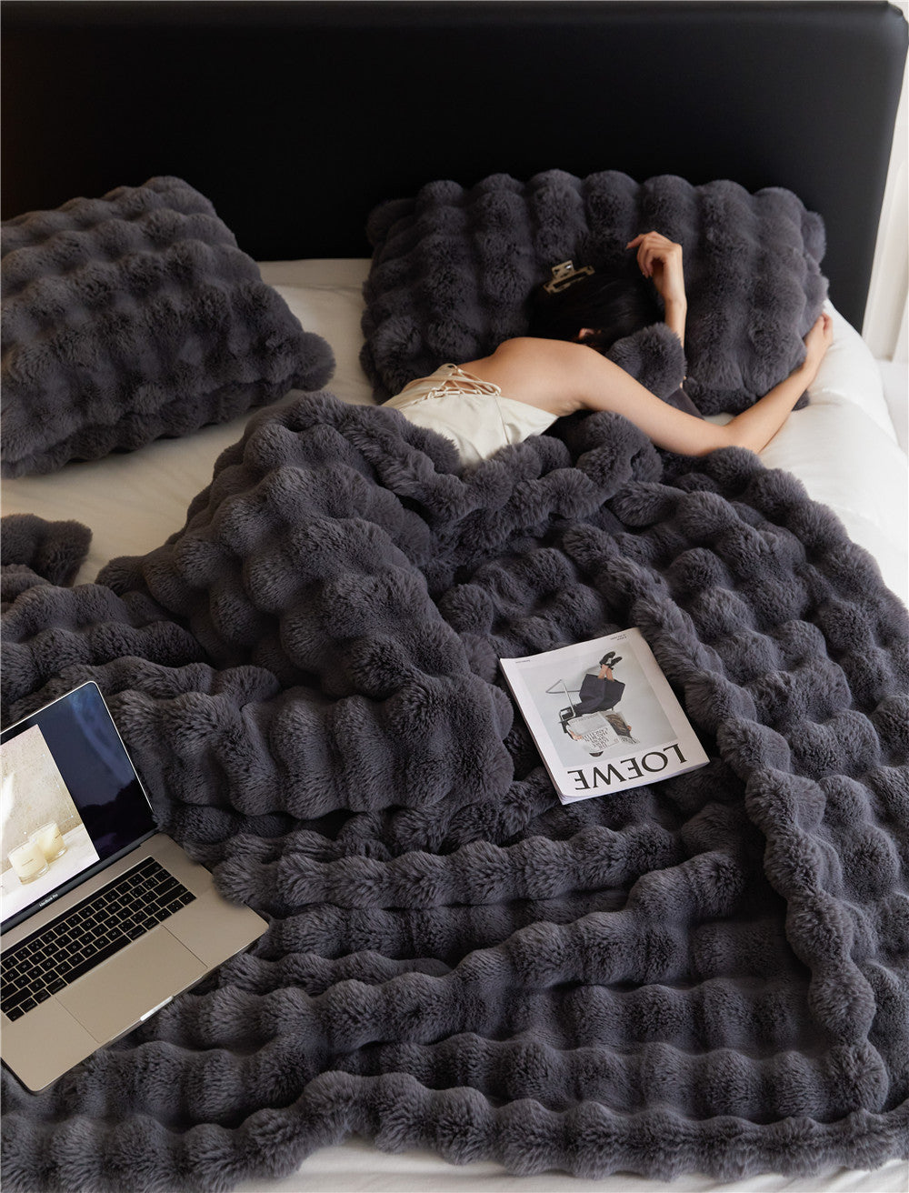 Thickened Rabbit Bubble Velvet Nap Blanket – Soft Polyester Quilt for Home & Travel