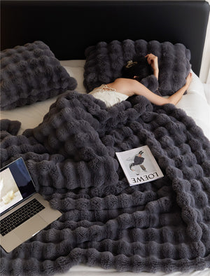 Thickened Rabbit Bubble Velvet Nap Blanket – Soft Polyester Quilt for Home & Travel