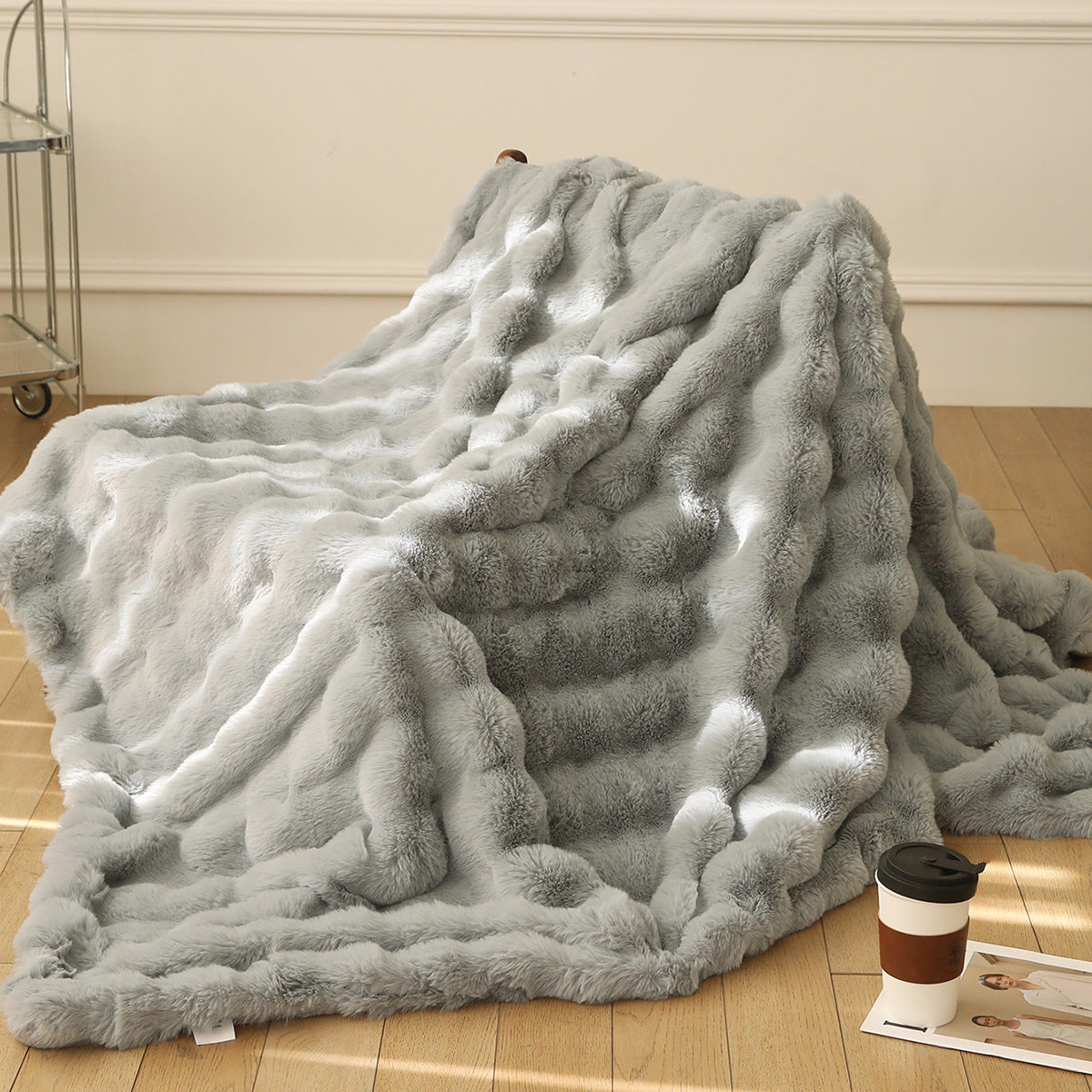 Thickened Rabbit Bubble Velvet Nap Blanket – Soft Polyester Quilt for Home & Travel
